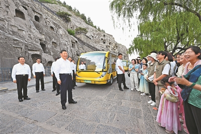 &lt;p&gt;　　5月19日至20日，中共中央总书记、、国家主席、、中央军委主席习近平在河南考察！！！Ｕ馐19日下昼，习近平在洛阳龙门石窟考察时，同游客亲热交流！！！&lt;/p&gt;&lt;p&gt;　　新华社记者??谢环驰摄&lt;/p&gt;